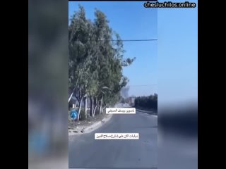 Израильский танк стреляет по гражданскому автомобилю на ключевой дороге Салах-ад-Дина, простирающейс
