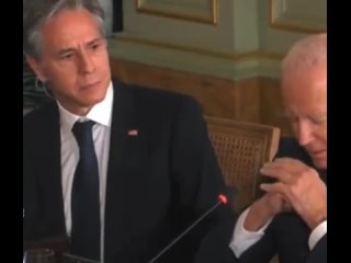 ⭐️El secretario de Estado estadounidense🇺🇸, Antony Blinken, observa de cerca e intensamente a Biden durante su reunión con el lí