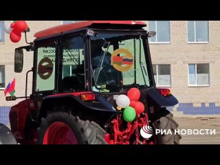 Госсекретарь Союзного государства Мезенцев посетил ЛНР и передал местному аграрному колледжу четыре трактора белорусского произв