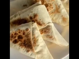 Конвeртики из лаваша с творогом и бананами
 
Ингрeдиeнты:
Творог - 250 гр 
Яйцо - 1 шт 
Тонкий лаваш 
Банан срeдний -... (видео)