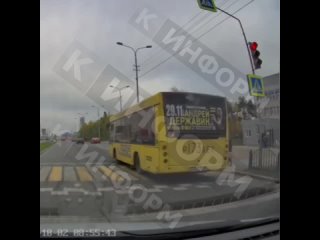 Злостное нарушение водителем рейсового автобуса запечатлел на свой видеорегистратор сургутский автолюбитель.