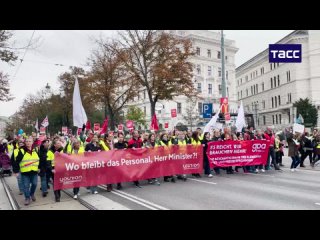 ▶️ Более 10 тыс. воспитателей и преподавателей в Вене вышли на протест в центре города, требуя лучших условий труда