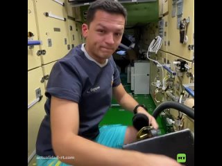 ¡La limpieza por encima de todo! Cosmonauta muestra cómo limpiar en la EE