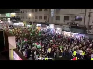 Тысячи людей вышли на митинг в поддержку жителей Газы в столице Иордании Аммане, пишет AlwakeelNews