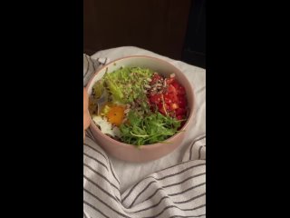 Боул с гречкой на завтрак🍲:
гречку отварить, в горячую гречку добавить сыр, перемешать, я сверху выложила яичницу,... (видео)