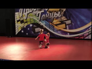 Выступление Дани Леонова и Маши Мамоновой с дуэтом Девочка с картинки на танцевальном чемпионате Провинциальные танцы