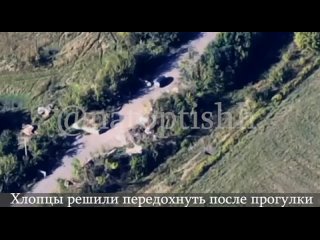 🇷🇺🇺🇦À Velikaya Pisarevka, dans la région de Soumy, les véhicules des forces armées ukrainiennes ont été couverts. Cette colonie