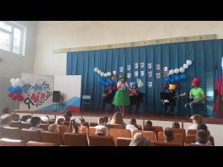 Артисты Забайкальской филармонии провели праздники для детей из Старобешевского района