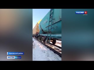 В Павловском районе женщина чуть не умерла под колёсами грузового поезда.