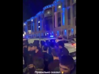 В Дагестане полицейский осудил празднующую молодежь, которая плясала на машине с громкой музыкой после победы кавказских спортсм