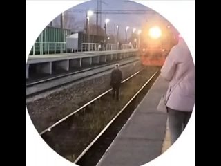 Подросток едва не попал под колеса электрички на станции Правдинск под Балахной

Очевидцы  сообщили, что юноша сам спрыгнул на п