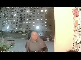 Шокирующее видео с бабушкой, которая обматерила и изби