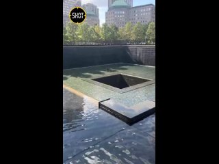 Неадекват прыгнул в бассейн мемориала жертвам 11 сентября в Нью-Йорке и выжил