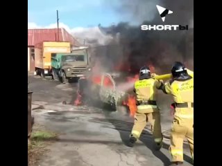 В Горловке сотрудники МЧС ликвидировали горение легкового автомобиля из-за обстрела