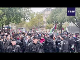 🇫🇷Une manifestation de soutien aux Palestiniens, qui avait été interdite par les autorités françaises, a lieu dans le centre de