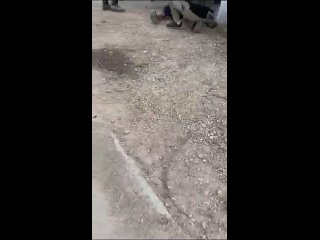 مشهد على وسائل التواصل الاجتماعي يظهر رجالا عرب يقومون بالتمثيل بجثث جنود إسرائيليين قتلى