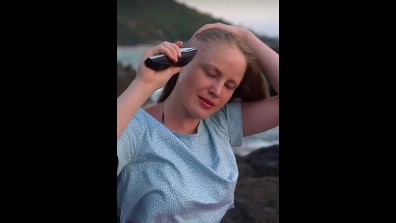 Girl headshaver - Girl headshave op het strand