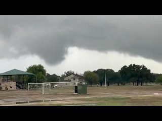 Торнадо в Техасе обрушился на военную базу США