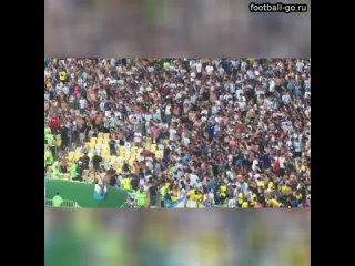 Игра между сборными Бразилии и Аргентины началась на полчаса позже из-за беспорядков на трибунах. Бо