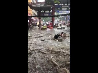 Дождевой паводок в Шанхае, Китай. 11 сентября 2023 года.