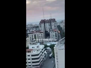 🩸 VIDEO: el régimen colonial de Israel bombardea Gaza, bombardea edificios, asesinando todos los civiles que los habitan. Es Gen