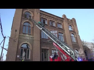 Видео с места проведения аварийно-спасательных работ в Ворошиловском районе Донецка