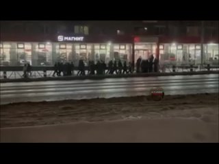 В Березниках толпа подростков устроила беспорядки в магазине ТЦ

По словам очевидца, двери магазина даже закрыли, чтобы не пусти