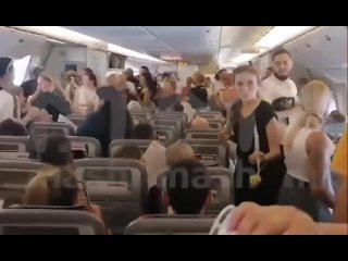 Около 400 пассажиров рейса Сочи — Москва застряли в самолёте.
