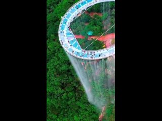 Стеклянный мост Huangtengxia Tianmen Sky Walk

Этот мост – настоящее инженерное чудо.