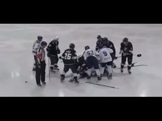 Хоккеист умер прямо во время матча в Москве — ему стало плохо с сердцем и он рухнул на лёд.
