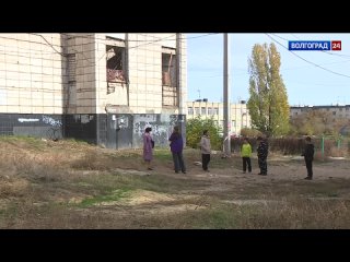 В падении волгоградских школьниц с крыши жильцы дома винят открытый чердак
