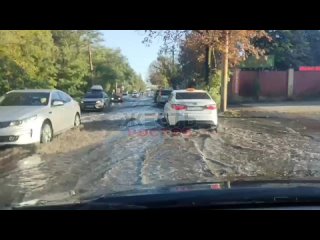 В Ростове на Днепропетровской затопило улицу

«Образуется каждый раз, после дождя.