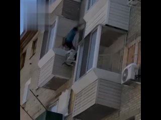 Хабаровский человек-паук пытался перебраться со своего балкона в окно к соседям