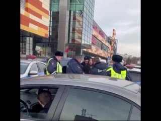 В Смоленске женщина наехала на человека, полицейским пришлось силой доставать её из машины d cvjktycrt ;tyobyf yft[fkf yf xtkjdt