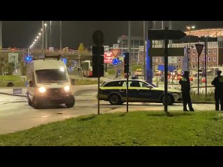 ️У взявшего в заложницы дочь в аэропорту Гамбурга, предварительно, при себе есть боевое оружие и взрывные устройства