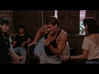 Жан-Клод Ван Дамм танцует — эпизод из фильма «Кикбоксер» (1989) / Kickboxer. Режиссеры Марк ДиСалле, Дэвид Уорт