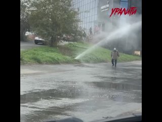 В Челябинске из-под земли забил фонтан горячей воды