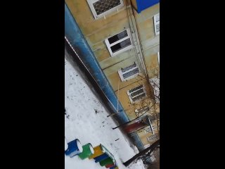 Ул. В. Горячева, 6А в 1 подъезде на 4 этаже отвалился кусок балконной плиты