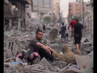 😢 Грустная картина в секторе Газа: палестинец сидит посреди развалин своего дома с детскими игрушками.