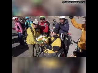 90-летний японский альпинист в инвалидном кресле покорил гору Фудзи. 10 лет назад он стал самым стар