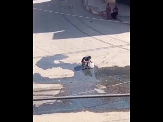 🇵🇸Un jeune Palestinien essaie de récupérer l’eau qui s’est répandue dans la rue pour avoir de l’eau après qu’Israël a détruit le