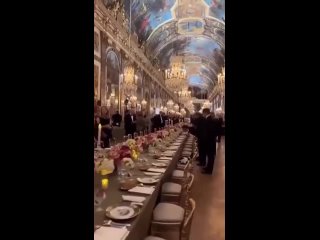 Без русских и негров: сторонники Украины поели червей на ужине в Париже