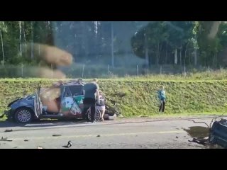 ️Dans la région de Léningrad, au 60ème km de l’autoroute A-181 Scandinavie, le chauffeur du camion a perdu le contrôle et renver