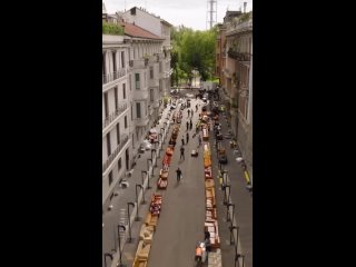 The Attico выбрали нестандартное место для проведения показа — улицы чудесного Милана