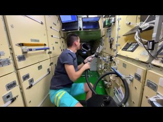 Космонавт Константин Борисов показал процесс уборки на МКС 2023