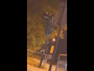 Партизанское движение “Бегущие по лезвию“ уничтожают камеры Улез в Лондоне, Великобритания