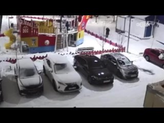 В Губкинском на припаркованную возле многоэтажки машину обрушилась снежная лавина