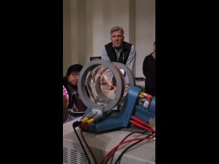 Пучок электронов отклоняется постоянным магнитом. 🧲  Приложение магнитного поля будет изгибать электронный луч. Чем... (видео)