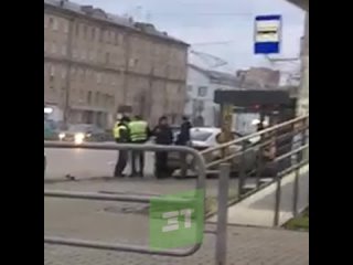 В Челябинске автомобиль протаранил остановку общественного транспорта