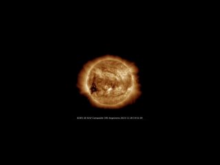 На анимации из снимков солнечной космической обсерватории SDO видно выброс корональной массы во время мощной вспышки, которая пр